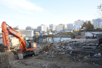 Bakının mərkəzində bəzi tikililər söküləcək