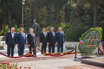AZAL kollektivi Fəxri xiyabanı ziyarət edib | FED.az
