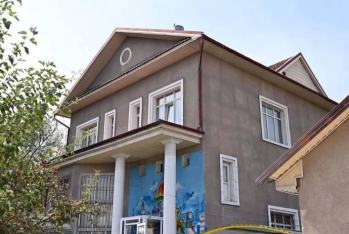 Qırğızıstanın prezidenti evini - Ehtiyacı Olanlara Verib