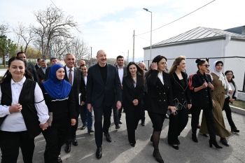 Prezident Ağdərənin Həsənriz kəndində sakinlərlə birlikdə Novruz tonqalını alovlandırıb - FOTOLAR | FED.az