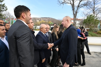 Prezident Ağdərənin Həsənriz kəndində sakinlərlə birlikdə Novruz tonqalını alovlandırıb - FOTOLAR | FED.az