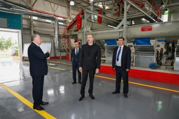 İlham Əliyev Sabirabadda pambıq emalı zavodunun fəaliyyəti ilə tanış olub | FED.az