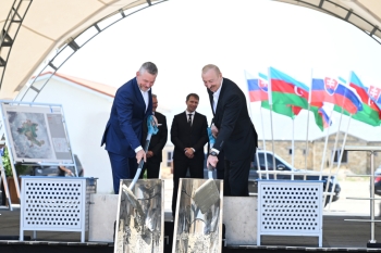 Bu kənddə inşa olunacaq məktəb Slovakiya tərəfindən Azərbaycana hədiyyə olunur - TƏMƏLİ QOYULDU - FOTOLAR | FED.az