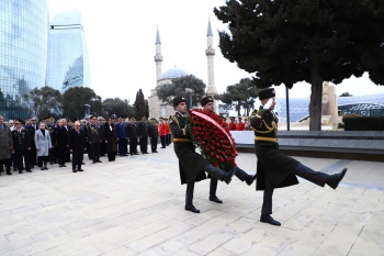 ATİB nümayəndə heyəti Bakı Türk Şəhidliyini ziyarət edib - [red]FOTOLAR[/red] | FED.az