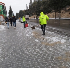 BŞİH: Qardan təmizlik işlərinə 100-ə yaxın xüsusi texnika və 2 mindən çox işçi qüvvəsi cəlb edilib | FED.az