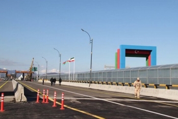 Ərdəbil valisi: Turistlərin və iş adamlarının Azərbaycanla quru sərhəddən keçidi gündəmdədir