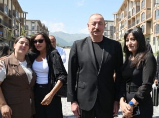 Prezident Kəlbəcər şəhərinin sakinləri ilə görüşüb, onlara mənzillərin açarlarını təqdim edib - [red]YENİLƏNİB[/red] | FED.az