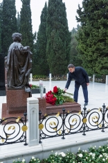 AZAL-ın kollektivi Ümummilli lider Heydər Əliyevin xatirəsini yad edib | FED.az