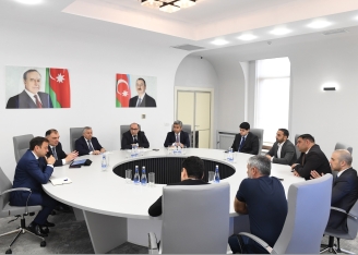 “Azərişıq” və “Ticarət Şəbəkələrinin İnkişafı” İctimai Birliyinin nümayəndələri arasında görüş keçirilib | FED.az