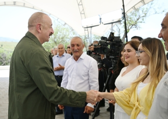 Prezident Xocalının Xanyurdu kəndində olub, kəndə köçən bir qrup sakinlə görüşüb - FOTOLAR[b][red] - YENİLƏNİB[/red][/b] | FED.az
