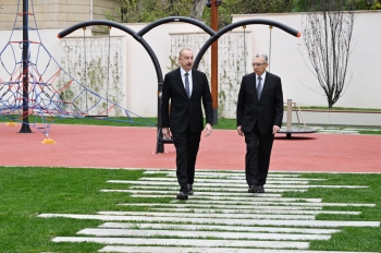 Prezident Bakıda yeni salınan parkda yaradılan şəraitlə tanış olub - FOTOLAR[b][red] - YENİLƏNİB[/red][/b] | FED.az