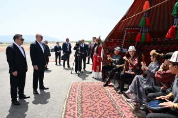 Azərbaycan və Qırğızıstan prezidentləri Ağdamın Xıdırlı kəndində məktəbin təməlqoyma mərasimində - FOTOLAR | FED.az