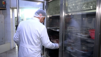 Adı “dəvə qutabı” olsa da, mənşəyi olmayan ətdən istifadə olunurmuş - Menyudan çıxarıldı - FOTOLAR | FED.az