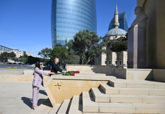 İlham Əliyev və Mehriban Əliyeva faşizm üzərində Qələbə uğrunda mübarizədə həlak olan Azərbaycan övladlarının xatirəsini anıblar | FED.az