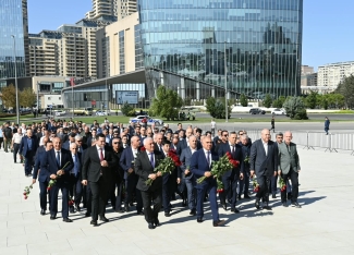 "AzərEnerji" və "Azərişıq" rəhbərliyi şəhidləri xatirəsini andı | FED.az