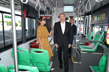 İlham Əliyev Naxçıvanda elektrik avtobuslarına baxıb, dəmir yolunda işlərlə tanış olub [red]- FOTOLAR[/red] | FED.az