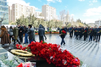 İqtisadiyyat Nazirliyinin rəhbərliyi Xocalı soyqırımı abidəsini ziyarət edib - FOTOLAR | FED.az