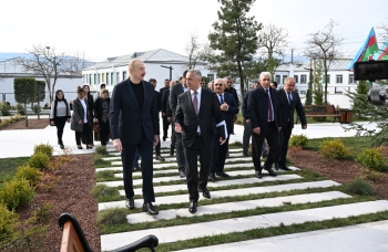 Prezident Ağdərənin Həsənriz kəndində sakinlərlə birlikdə Novruz tonqalını alovlandırıb - FOTOLAR | FED.az