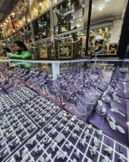 Mərkəzi Univermağın «qızıl dövrü»: «1200 manatlıq üzük 2000 manat olub, amma qızıl alan yoxdur» - REPORTAJ | FED.az