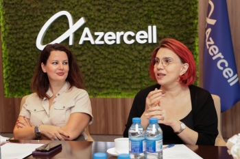Azercell İT ixtisası üzrə ən yüksək nəticə göstərmiş tələbə qızları təbrik etdi | FED.az