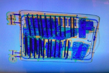 Azərbaycana çamadanda  81 ədəd "iPhone" gətirmək istədilər - GÖMRÜK QARŞISINI ALDI - FOTO | FED.az