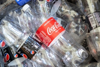Tanınmış idmançılar “Coca-Cola” və “Pepsi”ni birdəfəlik plastik butulkaların satışını dayandırmağa çağırıb