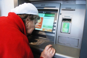 Bankomatda pul göndərmək üçün kömək istəyən  təqaüdçülərin pulunu ələ keçirdi - SAXLANILDI