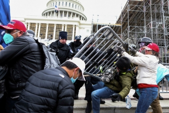 В США увольняют с работы участников демонстрации у Капитолия