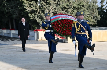 İlham Əliyev 20 Yanvar şəhidlərinin xatirəsini yad edib - FOTOLAR | FED.az