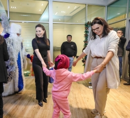 Bank Respublika əməkdaşları kimsəsiz uşaqlar üçün Gizli Santa oldular! | FED.az