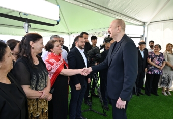 Prezident İlham Əliyev Laçının Bəylik kəndinə köçən sakinlərlə görüşüb, evlərin açarlarını təqdim edib | FED.az