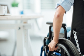 Əlillərin işlədiyi və təhsil aldığı müəssisələrə hansı vergi güzəşti tətbiq olunur?