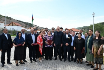 Prezident İlham Əliyev Laçının Bəylik kəndinə köçən sakinlərlə görüşüb, onlara evlərin açarlarını təqdim edib