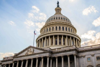 Tramp hökumət böhranı başa çatmayana qədər deputatlara Vaşınqtondan çıxmağı qadağan edib