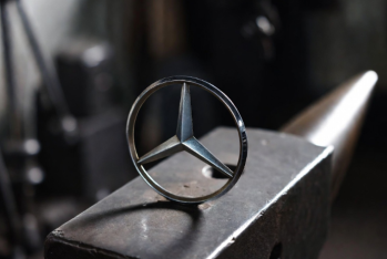 Прибыль Mercedes-Benz упала вдвое в 2025 году: в компании винят конкурентов из Китая