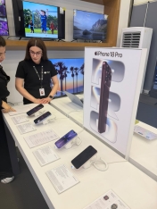 Bakıda iPhone 18 Pro üçün gecə yarısı izdiham – FOTOLAR | FED.az