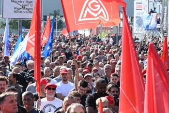 "Mercedes-Benz"in işçiləri etiraz aksiyalarına çıxıblar