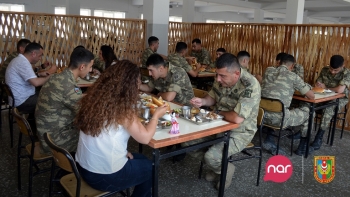 “Nar” Silahlı Qüvvələr Gününü işğaldan azad edilmiş ərazidə xidmət edən əsgərlərlə birgə qeyd etdi | FED.az