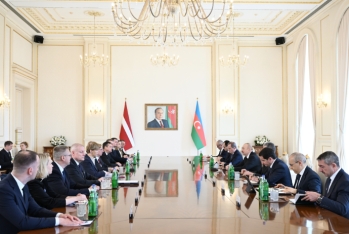 Azərbaycan və Latviya prezidentlərinin geniş tərkibdə görüşü keçirilib