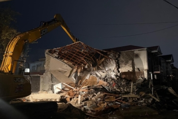 Keşlədə kollektorda qəzaya səbəb olan ev sökülür - VİDEO