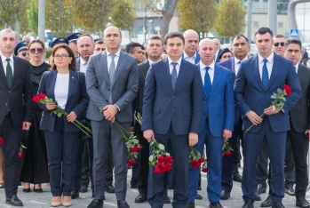 “Azərbaycan Hava Yolları” QSC-nin rəhbərliyi və kollektivi şəhidlərin əziz xatirəsini yad edib | FED.az