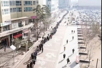 Cənubi Koreyada minlərlə insan tibbi maska üçün - NÖVBƏYƏ DAYANDI – VİDEO