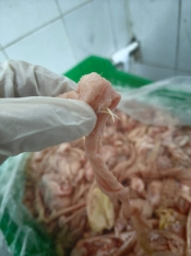 “Azəridad” toyuq kolbasasında tük tapıldı - MÜƏSSİSƏ BAĞLANDI - RƏHBƏRİ CƏZALANDIRILDI - FOTOLAR | FED.az