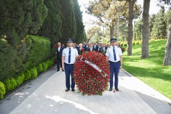 AZAL kollektivi Fəxri xiyabanı ziyarət edib | FED.az