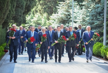 AZAL kollektivi Fəxri xiyabanı ziyarət edib