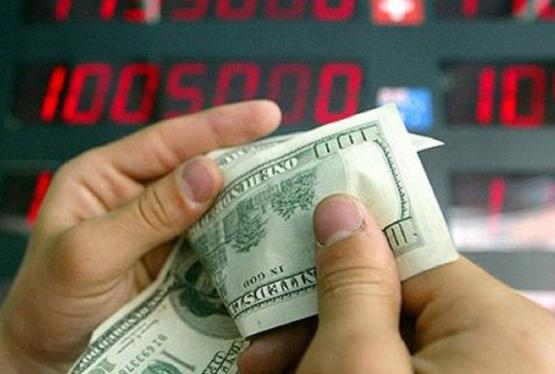 Azərbaycanda nağd dolların alışı 826 milyon azalıb