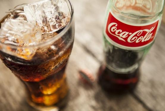 Dünya artıq qazlı suları sevmir. Coca-Cola, PepsiCo nə düşünür?