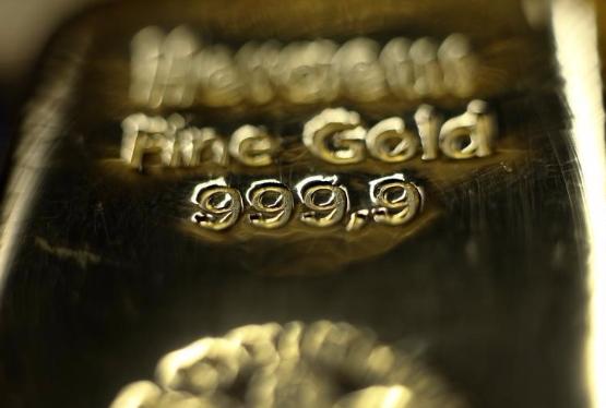 Золото поднялось до трехнедельного максимума на снижении доллара