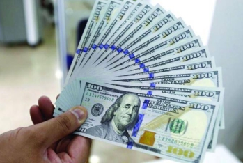Əhali dollar satır, Mərkəzi Bank alır - Azərbaycanda dollar bolluğu