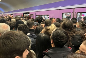 Metroda növbəti problem - Qatar tuneldə qaldı